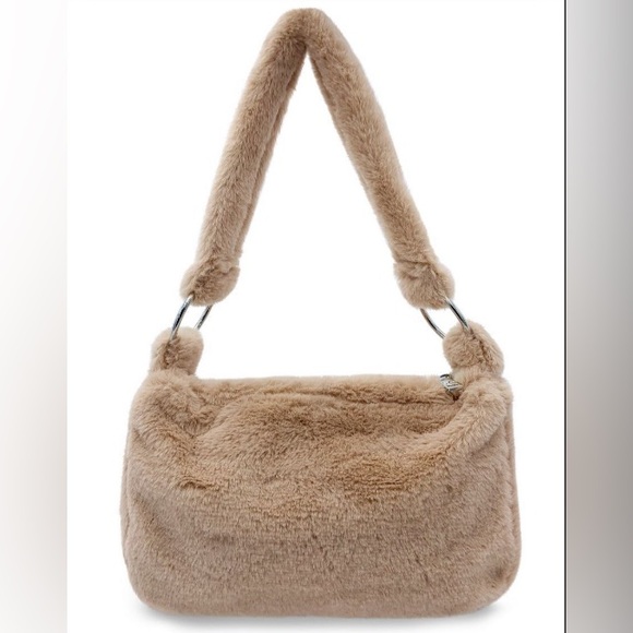 Cozy Chic: Gilda Paris Beige Faux Fur Handbag with Luxe Charm Details - Picture 3 of 4
